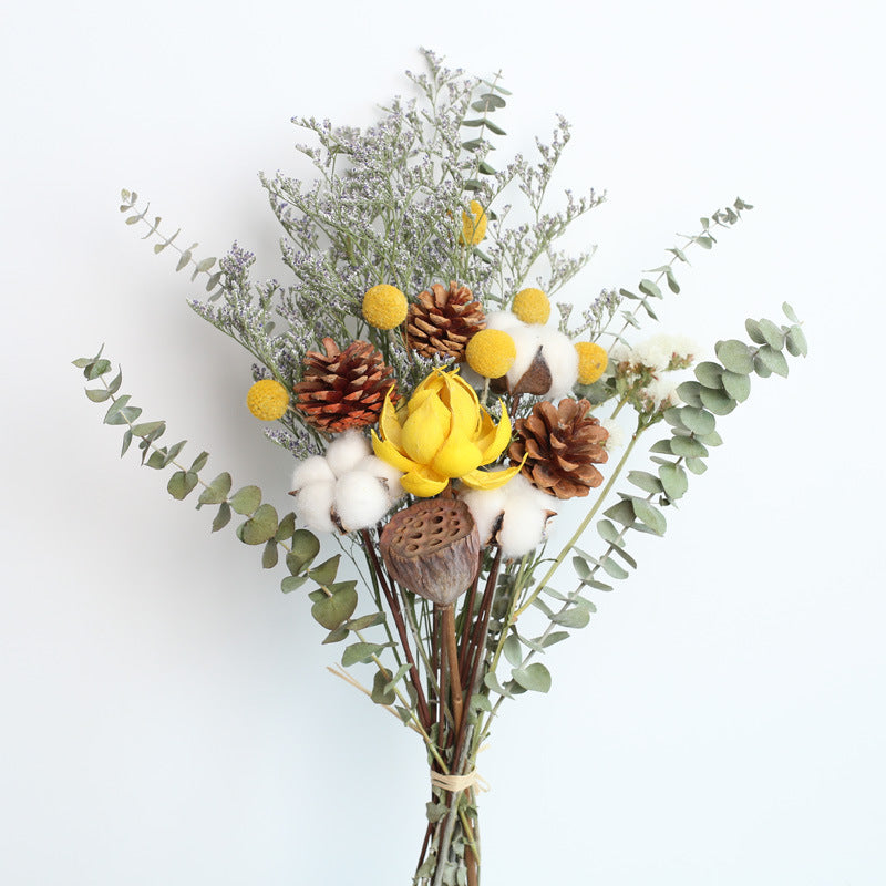 Bouquet de fleurs séchées de roses de coton d'eucalyptus