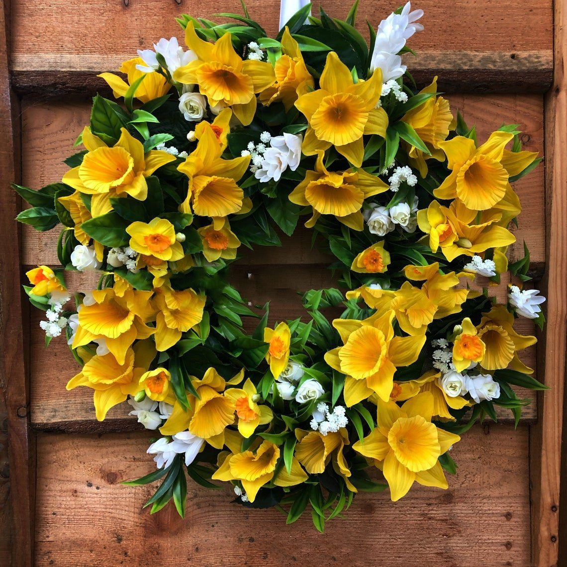 Couronne de jonquilles jaunes de printemps de Pâques comme de vraies fleurs