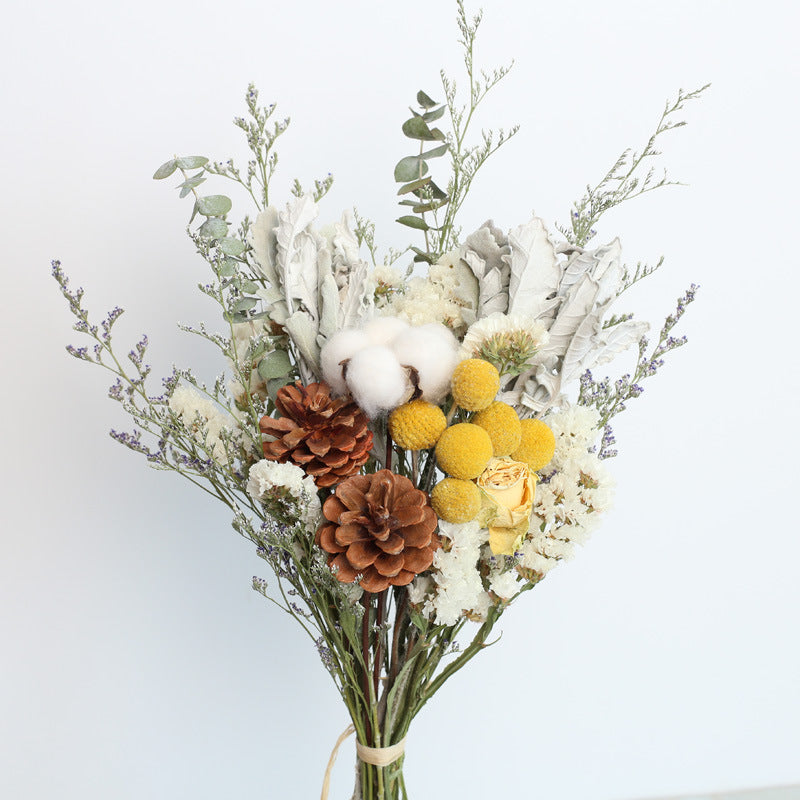 Bouquet de fleurs séchées de roses de coton d'eucalyptus