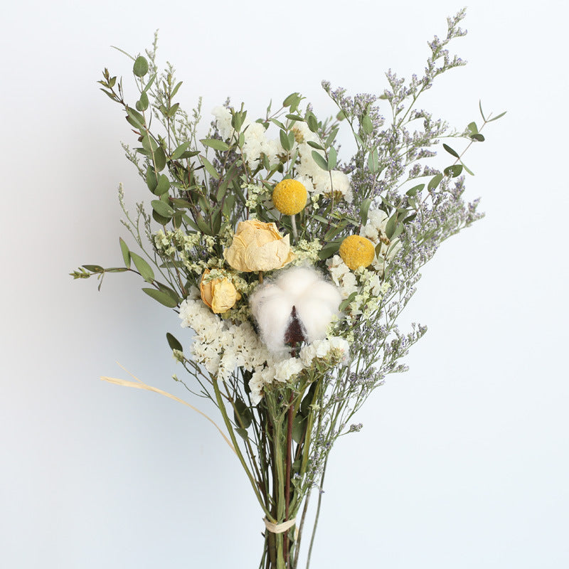 Bouquet de fleurs séchées de roses de coton d'eucalyptus