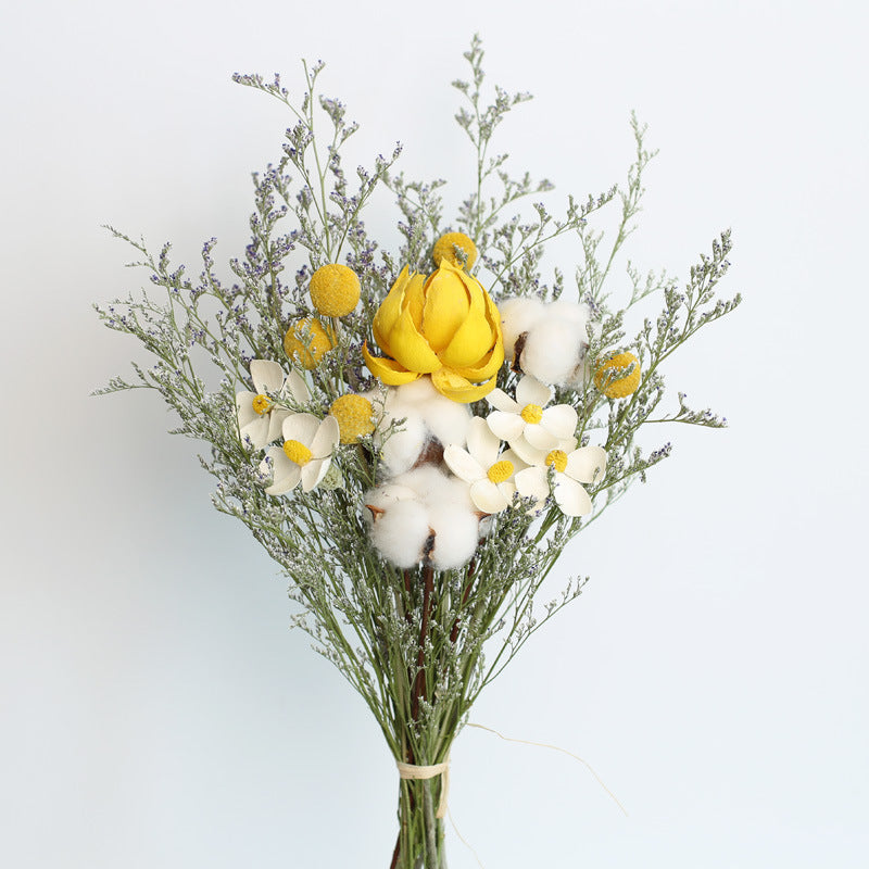 Bouquet de fleurs séchées de roses de coton d'eucalyptus