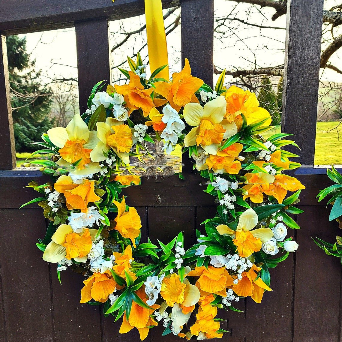 Couronne de jonquilles jaunes de printemps de Pâques comme de vraies fleurs