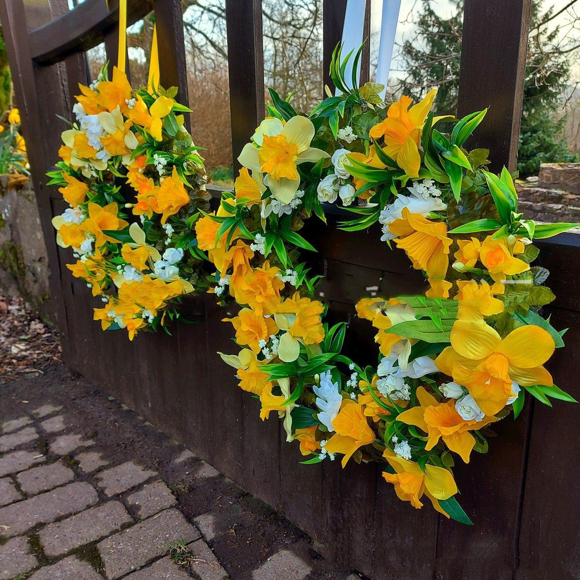 Couronne de jonquilles jaunes de printemps de Pâques comme de vraies fleurs