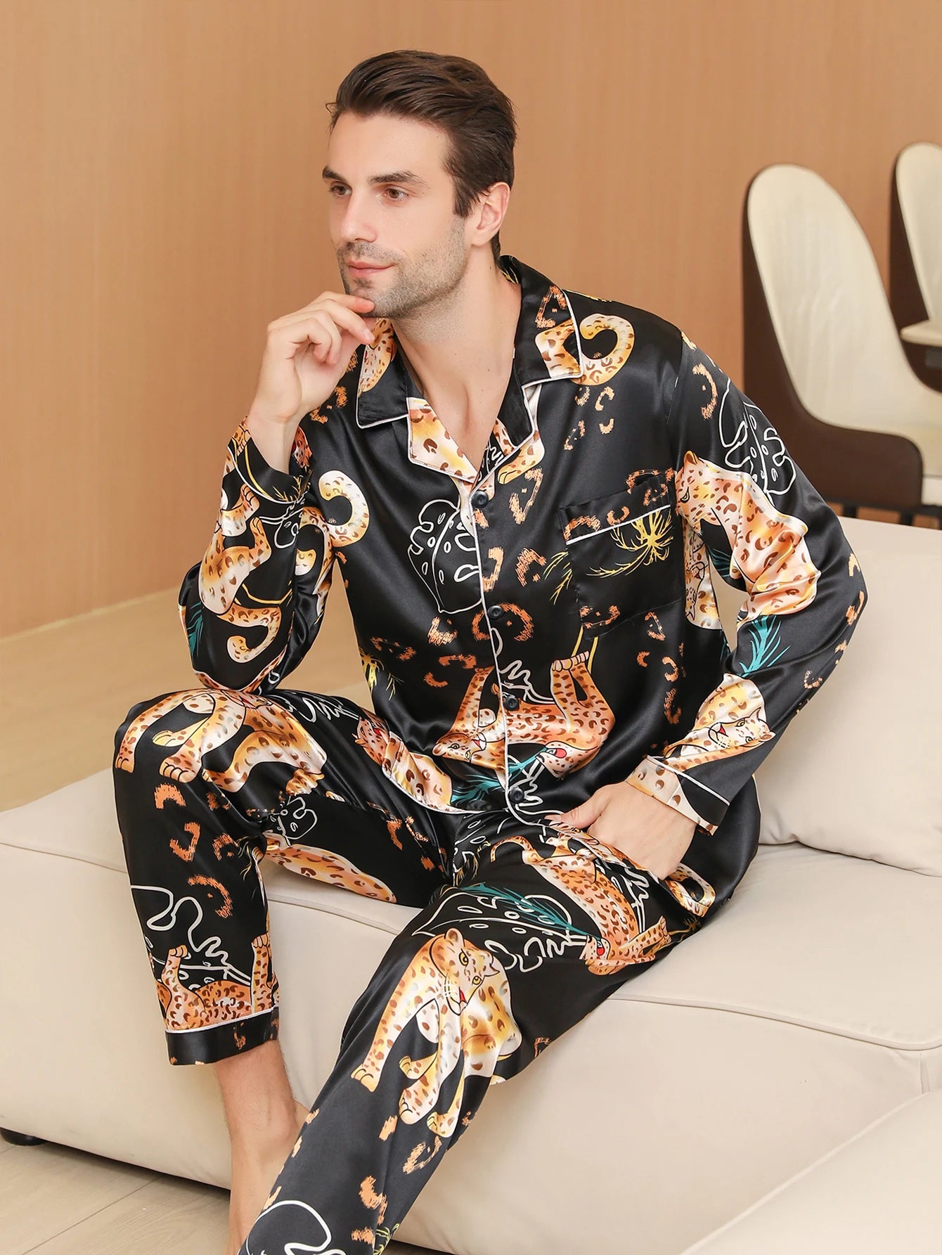 Conjunto de pijama para hombre con un sensual estampado de leopardo